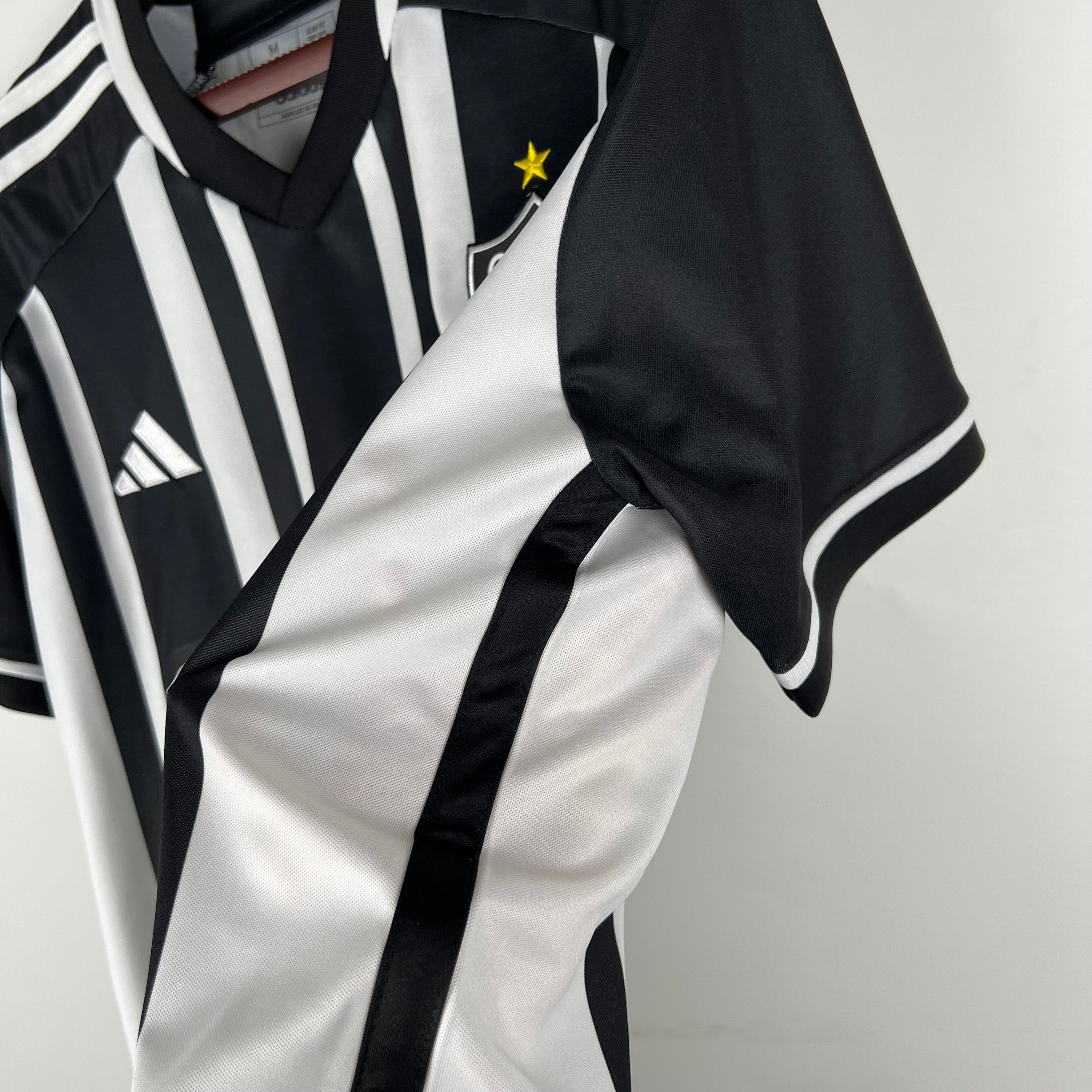 Camisola Atlético Mineiro I 23/24 - Preto e Branca
