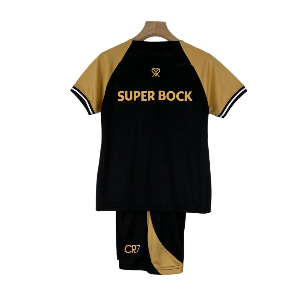 Kit Infantil Sporting CR7 23/24 - Preto e dourado